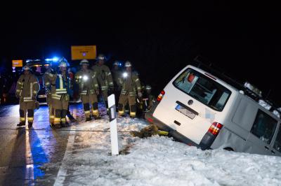 Bitz: VW-Transporter stuerzt bei Unfall in Graben